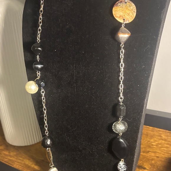 Chic Beaded Necklace with Black and Gold Accents - Picture 2 of 3